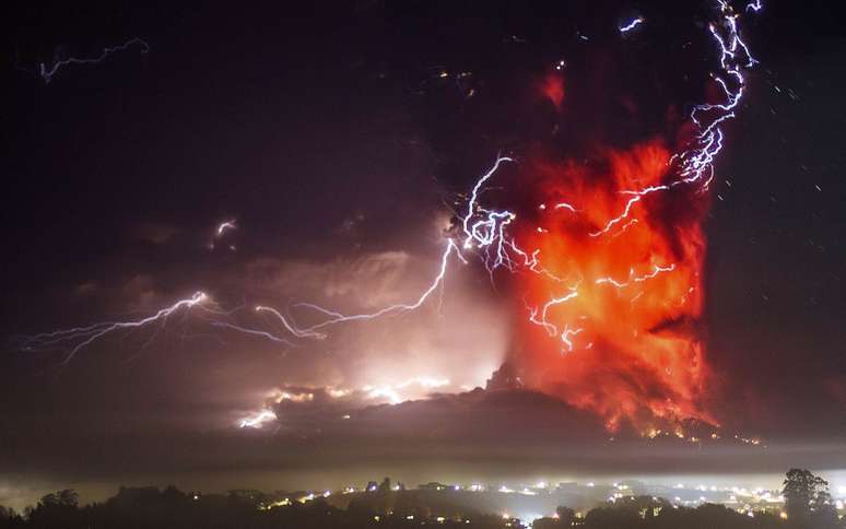 O vulcão Calbuco em erupção, em Puerto Varas, em foto de 23 de abril