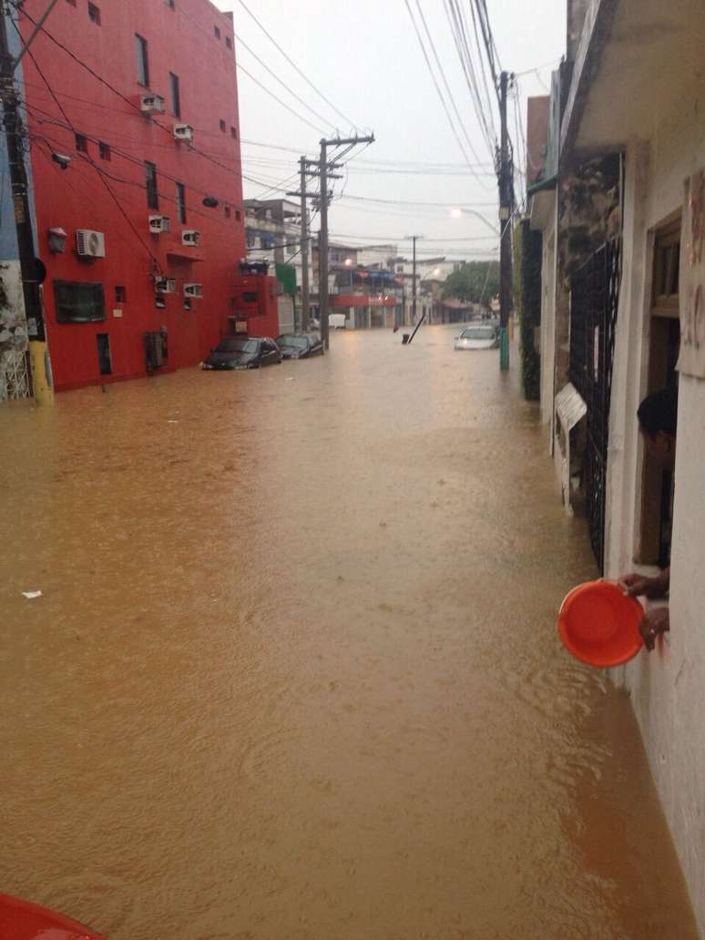 Rua do bairro Bonoc&ocirc; ficou completamente alagada