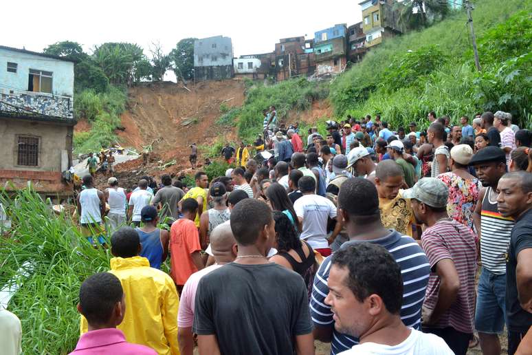 Deslizamento de terra na comunidade Barro Branco deixou seis mortos nesta segunda-feira