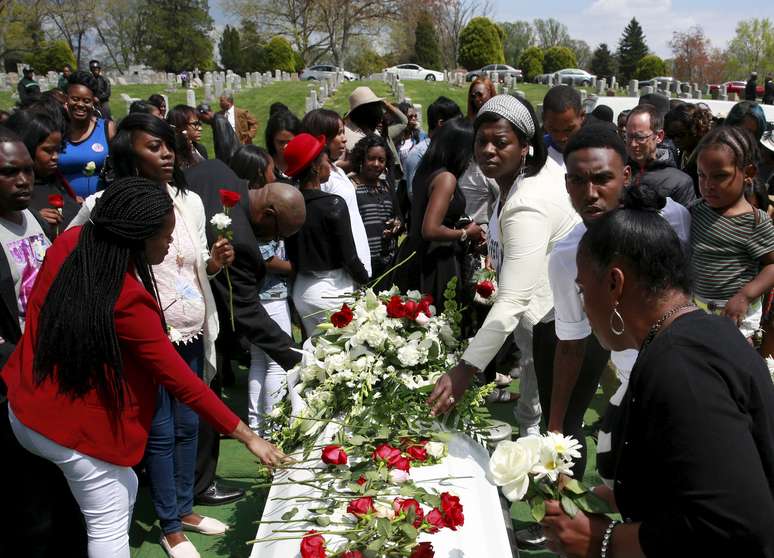 No começo do funeral, a polícia anunciou ter recebido a ameaça de que "várias gangues da cidade se associaram para 'eliminar' agentes policiais"