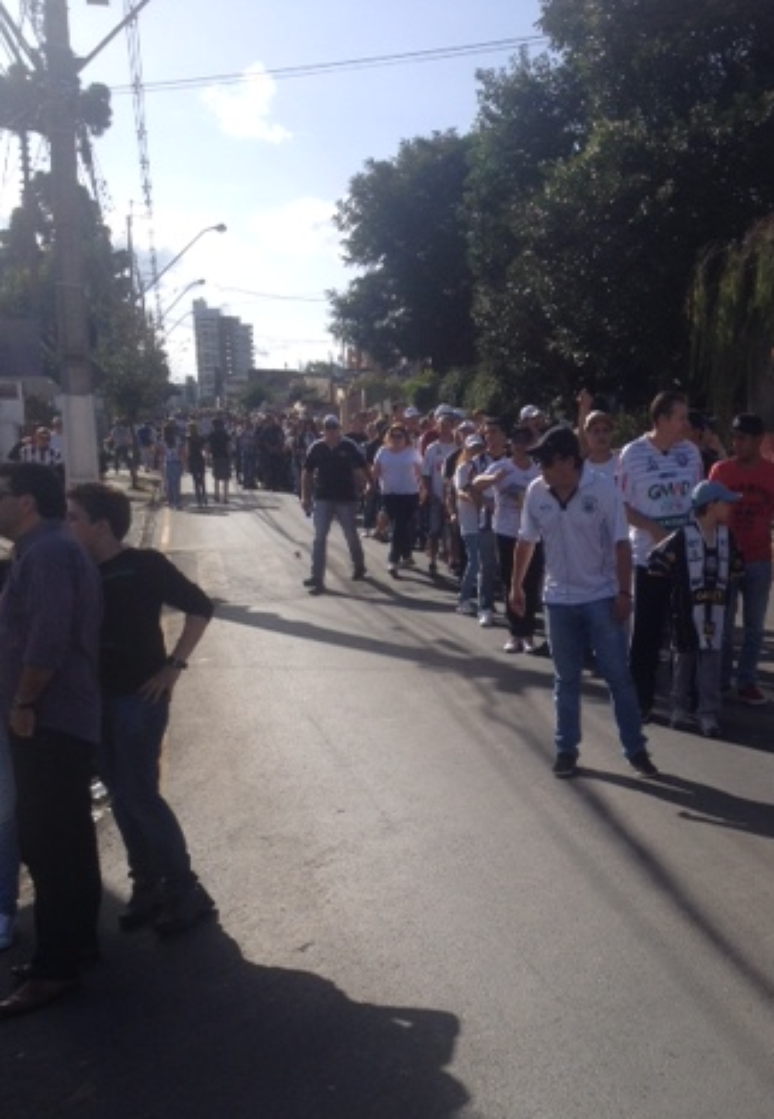 Filas enormes fizeram torcedores entrarem no est&aacute;dio no decorrer da partida