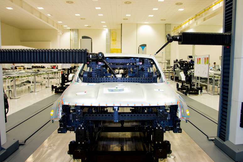 São 700 robôs que fazem grande parte do processo de montagem dos veículos