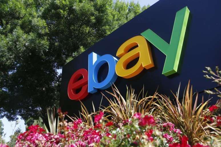 En la imagen, el logo de eBay en una oficina en San Jose, California el 28 de mayo de 2014. El presidente ejecutivo de EBay Inc, John Donahoe, ha respaldado los argumentos de Google Inc en su defensa en un caso antimonopolios y dijo que ambas empresas son competidores directos en las ventas online, informó el diario Financial Times.