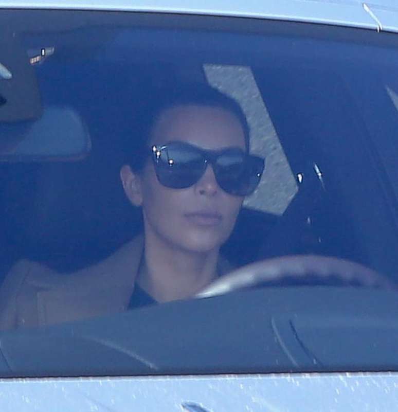 Kim Kardashian foi vista saindo da casa do ex-padrasto no último fim de semana