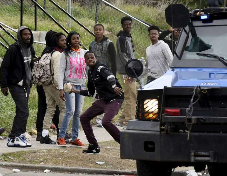 Manifestantes entram em confronto com polícia após funeral de Freddie Gray em Baltimore. 27/04/2015.