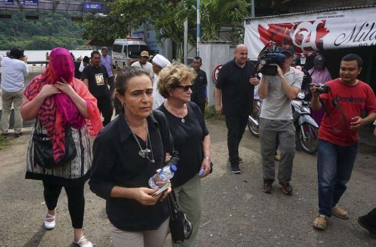 Familiares dos prisioneiros Rodrigo Gularte, do Brasil, e Sergei Atlaoui, da França, na estação das barcas de Wijayapura, na Indonésia.