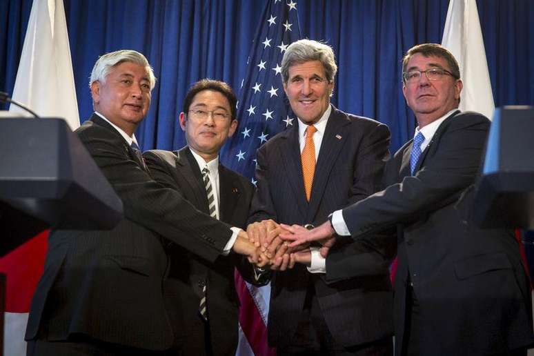 (esquerda/direita) Ministro da Defesa japonês, Gen Nakatani, chanceler japonês, Fumio Kishida, secretário de Estado norte-americano, John Kerry, e secretário de Defesa norte-americano, Ash Carter, durante entrevista coletiva em Nova York, nos Estados Unidos, nesta segunda-feira. 27/04/2015