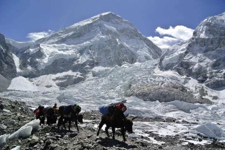 Vista de montanhas perto de base de alpinistas que escalam o Everest