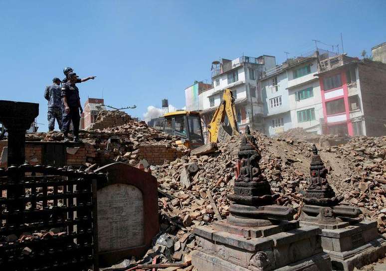 Policiais do Nepal comandando a busca por corpos no meio de destroços, em 27 de abril