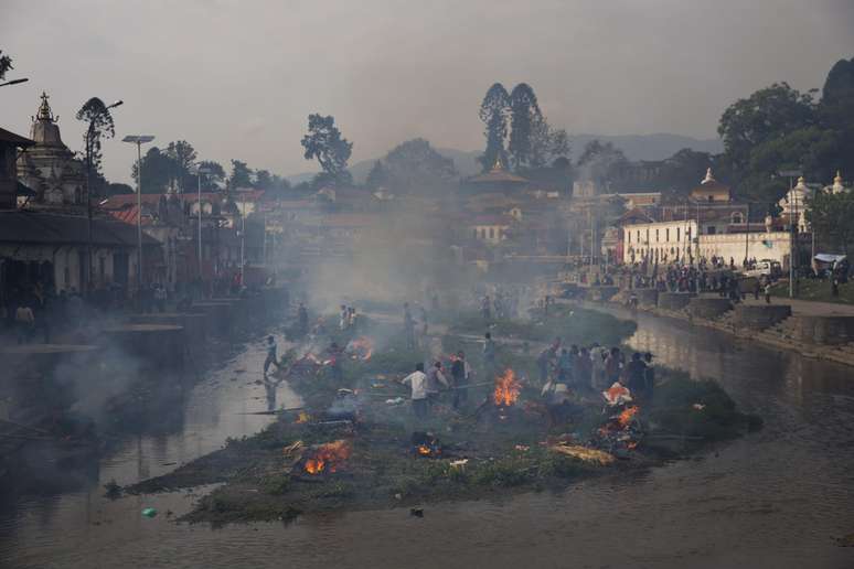 Vários corpos foram cremados na manhã deste domingo (26) na capital do Nepal