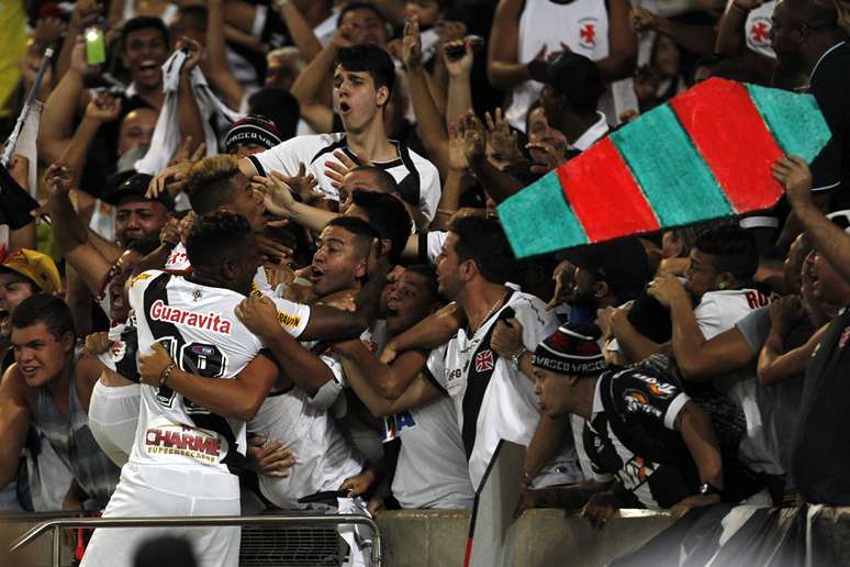 Torcida do Vasco fez a festa com os jogadores na primeira partida