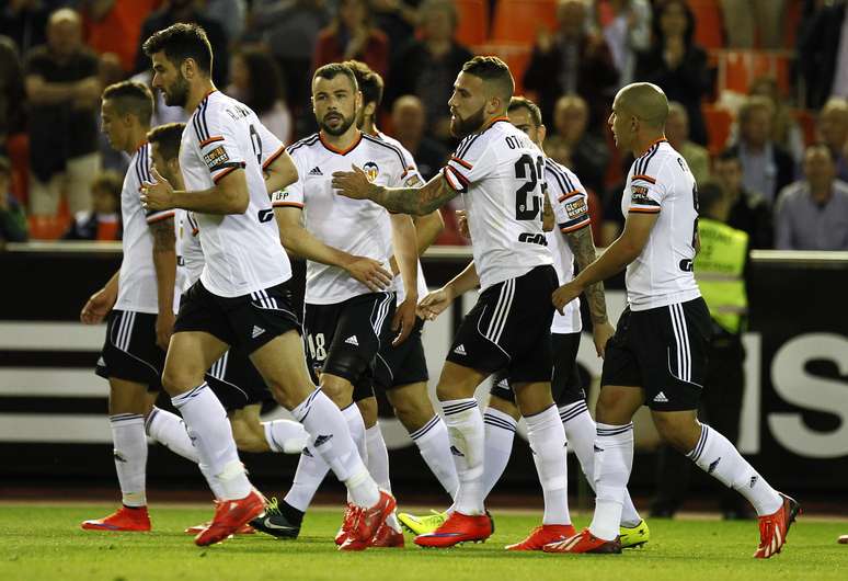 Jogadores do Valencia comemoram goleada sobre o Granada
