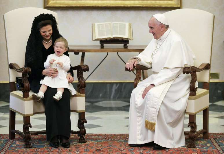 A rainha Silvia, da Suécia, e sua neta, princesa Leonor, se reunem com o Papa Francisco durante audiência privada no Vaticano