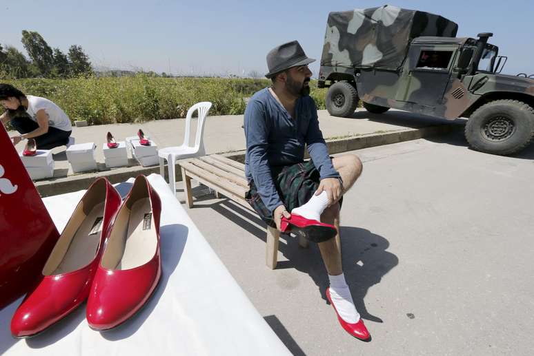 Sapatos vermelhos foram comprados em lojas especiais, que reverteram o dinheiro para para uma organiza&ccedil;&atilde;o contra a viol&ecirc;ncia e a explora&ccedil;&atilde;o