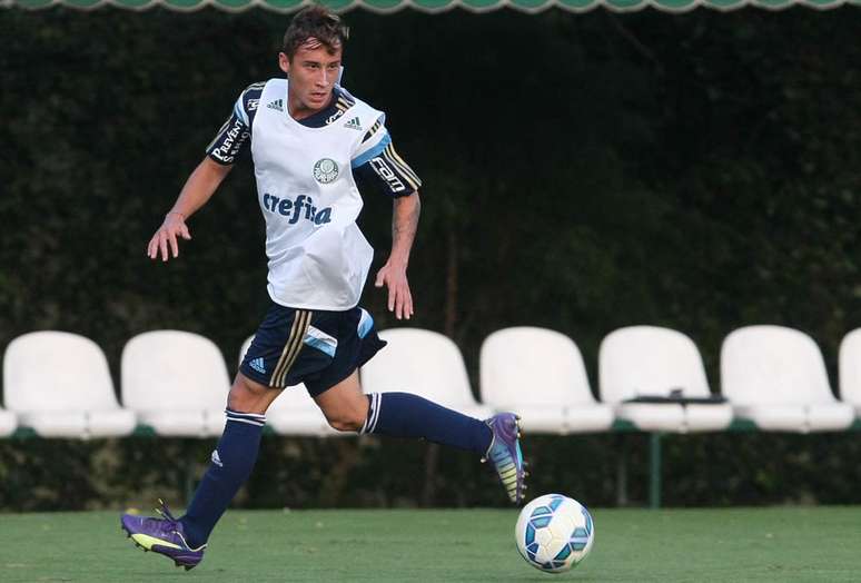 Chileno Arancíbia treinou no time de cima do Palmeiras pela primeira vez