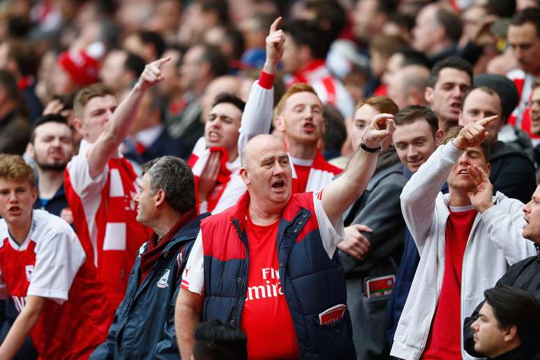 Será que esses marmanjos da torcida do Arsenal tirariam mais de 87% na prova?