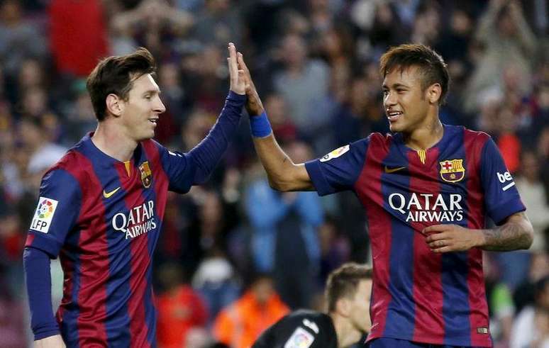 Lionel Messi (esquerda) e Neymar, do Barcelona, comemoram gol de Xavi Hernandez contra o Getafe durante jogo no Camp Nou, em Barcelona, na Espanha, nesta terça-feira. 28/04/2015