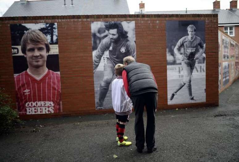 Torcedores observam fotos na parede do estádio Dean Court, do Bournemouth. 25/01/2014