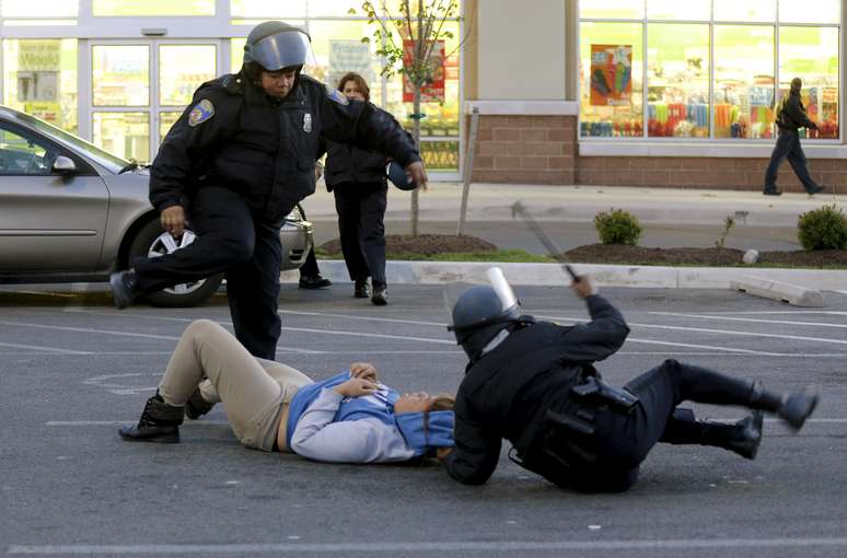 Adolescentes deram início aos protestos violentos, diz polícia de Baltimore 