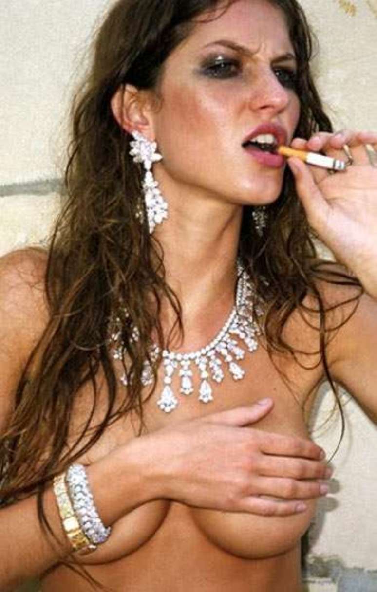 Em 2010, Gisele Bündchen fotografou seminua e fumando um cigarro em St Barths para a Vogue italiana 