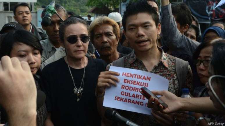 Angelita Muxfeldt, prima de Gularte, fala com jornalistas após encontrá-lo pela última vez em Nusakambangan