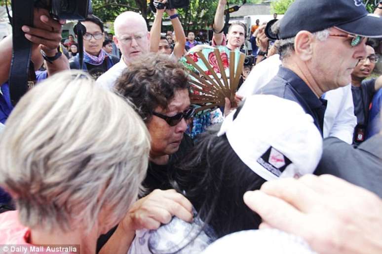 Mãe do condenado australiano Andrew Chan foi vista aos prantos