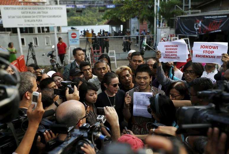 Ativista idonésio segura documento em entrevista durante protesto contra execução do brasileiro Rodrigo Gularte em frente ao porto de Wijayapura, em Cilacap, na Indonésia. 28/04/2012