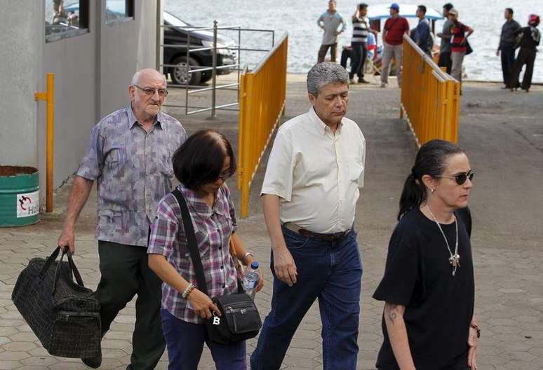 Angelita Muxfeldt (direita), prima do brasileiro Rodrigo Gularte, é vista ao lado do padre Carolus (esquerda), que carrega os pertences de Gularte, condenado à morte, no porto  Wijayapura, em Cilacap, na Indonésia, nesta terça-feira. 28/04/2015