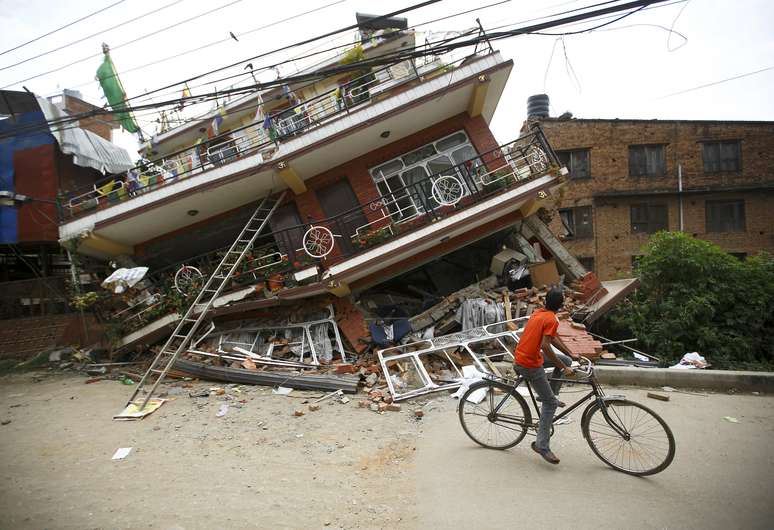 O premiê do Nepal afirmou que o número de mortos pode chegar a mais de 10 mil