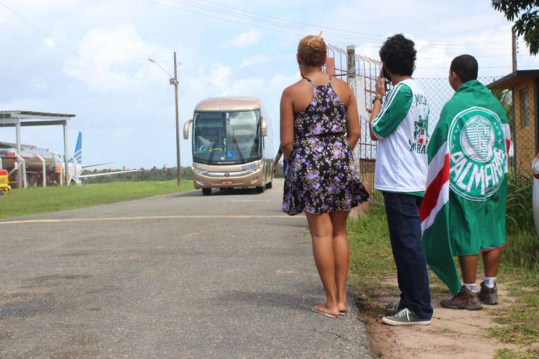 Ônibus do Palmeiras saiu pela pista do aeroporto