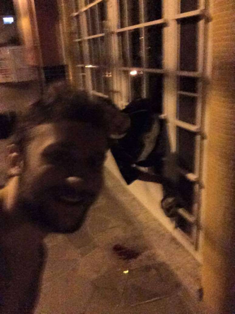 Eduardo Biassus tirou uma selfie com um ladrão que ficou entalado numa janela de seu prédio em Santa Maria (RS)