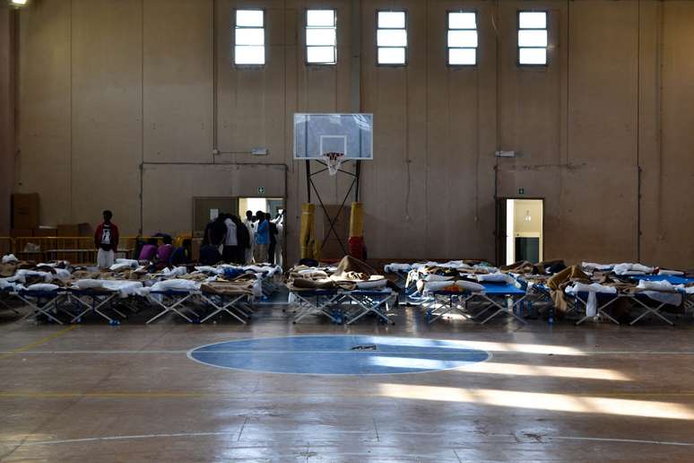 Sobreviventes dos &uacute;ltimos naufr&aacute;gios est&atilde;o em um abrigo improvisado em um gin&aacute;sio em Pellaro, na Cal&aacute;bria