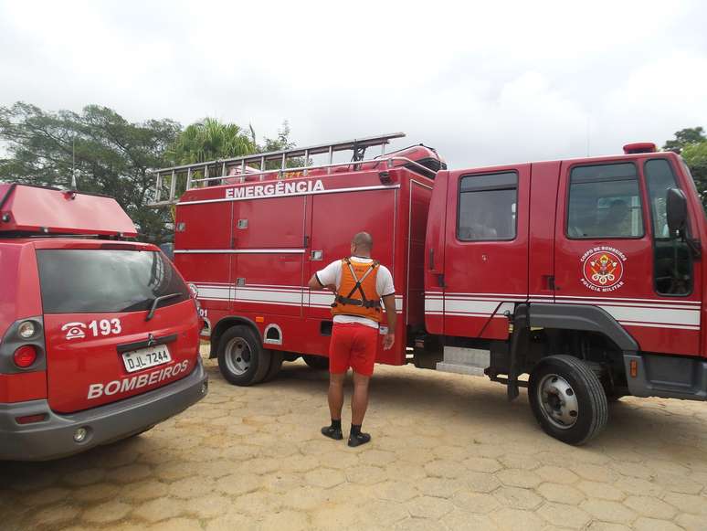 Bombeiros fazem buscas por desaparecidos na represa Billings