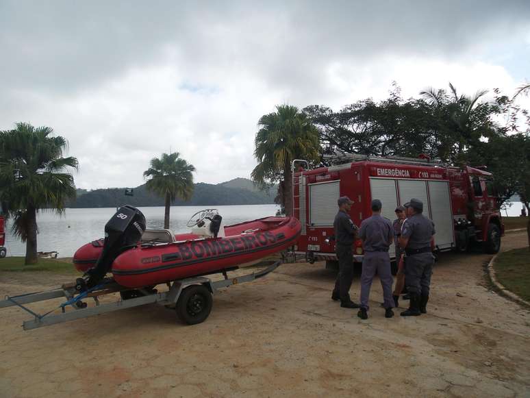 Bombeiros fazem buscas por desaparecidos na represa Billings