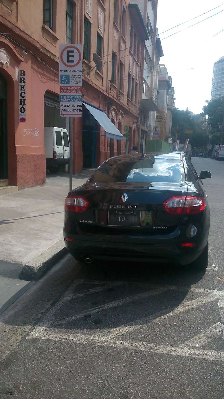 Carro oficial foi estacionado de maneira irregular