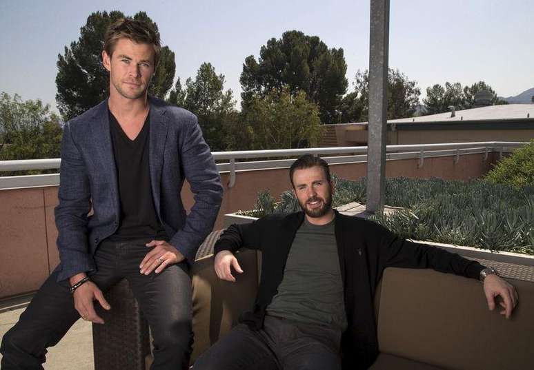 Atores Hemsworth e Evans posam para foto em entrevista de promoção do novo filme "Vingadores". 11/04/2015