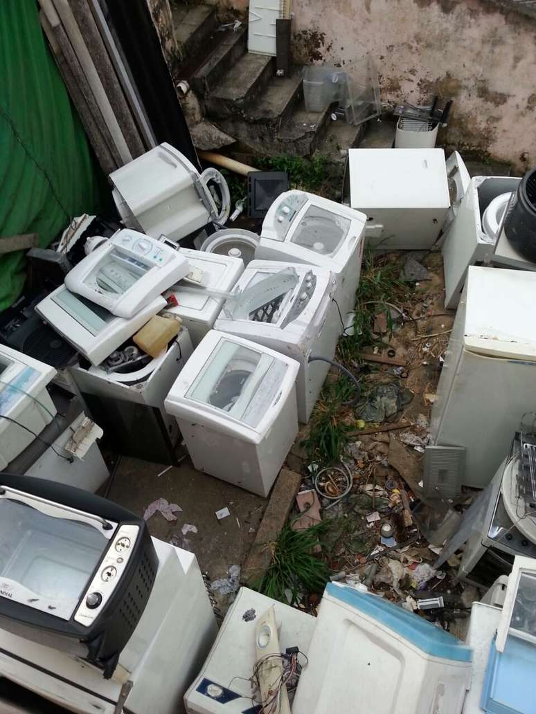 Máquinas de lavar roupa estão espalhadas pelo quintal; imagem feita no dia 18 de abril