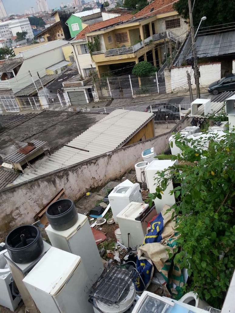 Eletrodomésticos acumulam água em terreno no bairro Chora Menino, na zona norte de São Paulo