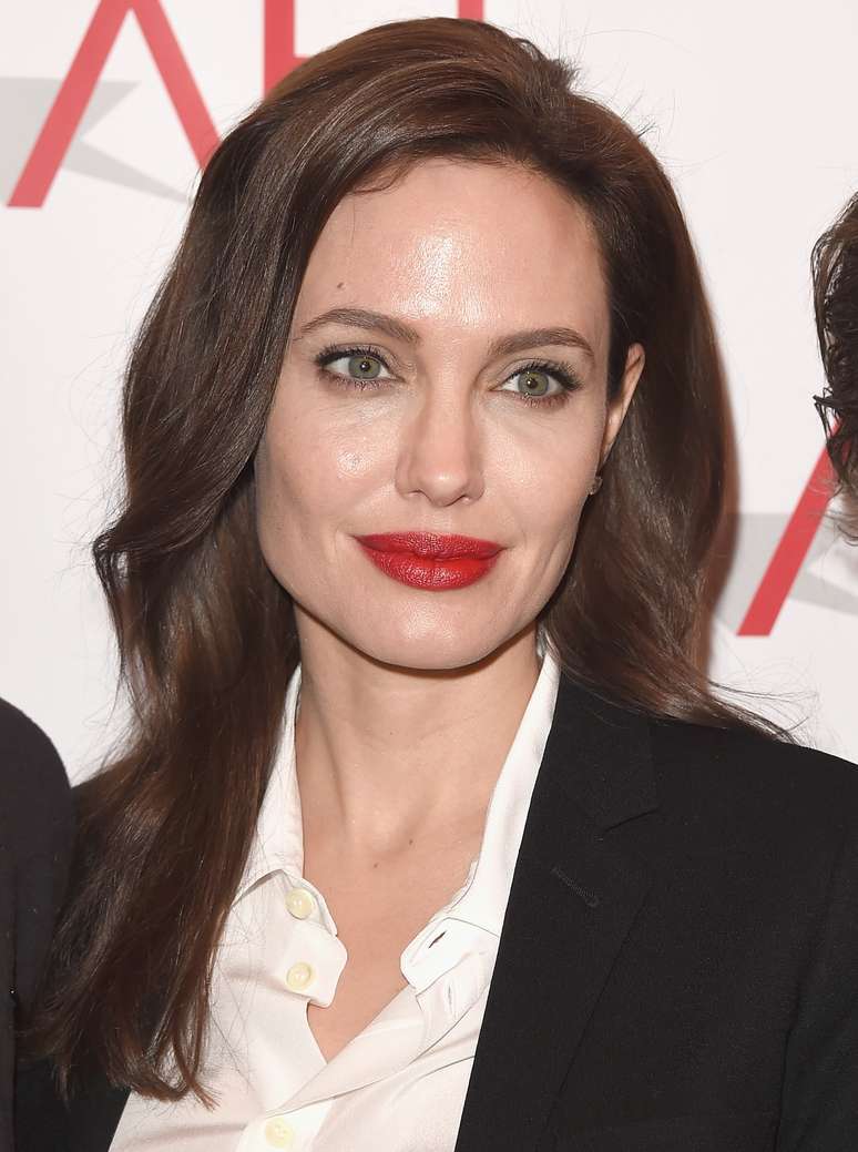 Angelina Jolie tem uma pinta pequena que não tenta disfarçar. Fica na testa, perto da sobrancelha.