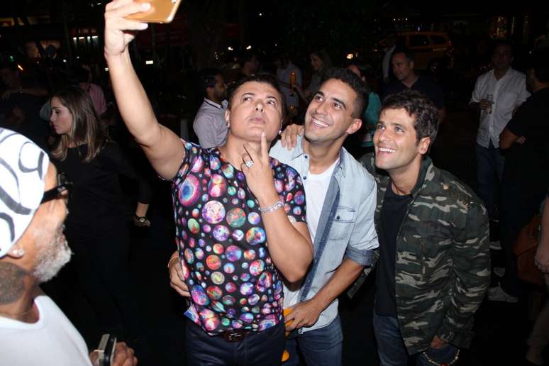 David Brazil fez selfie com André Marques e Bruno Gagliasso