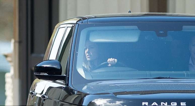 Kate foi vista dirigindo uma Range Rover para levar seu primogênito, George, à piscina do Buckingham Palace, em Londres