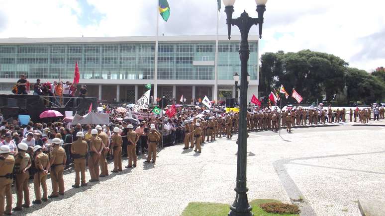 Em greve, os professores estão na frente da Assembleia desde segunda-feira