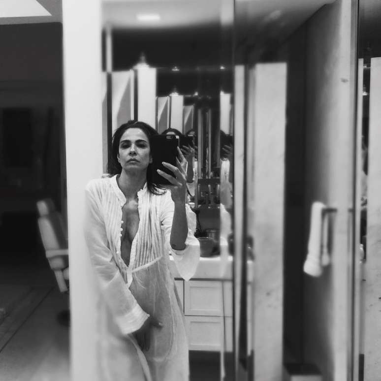 Luciana Gimenez sensualiza nas redes sociais com foto de camisola e sem lingerie