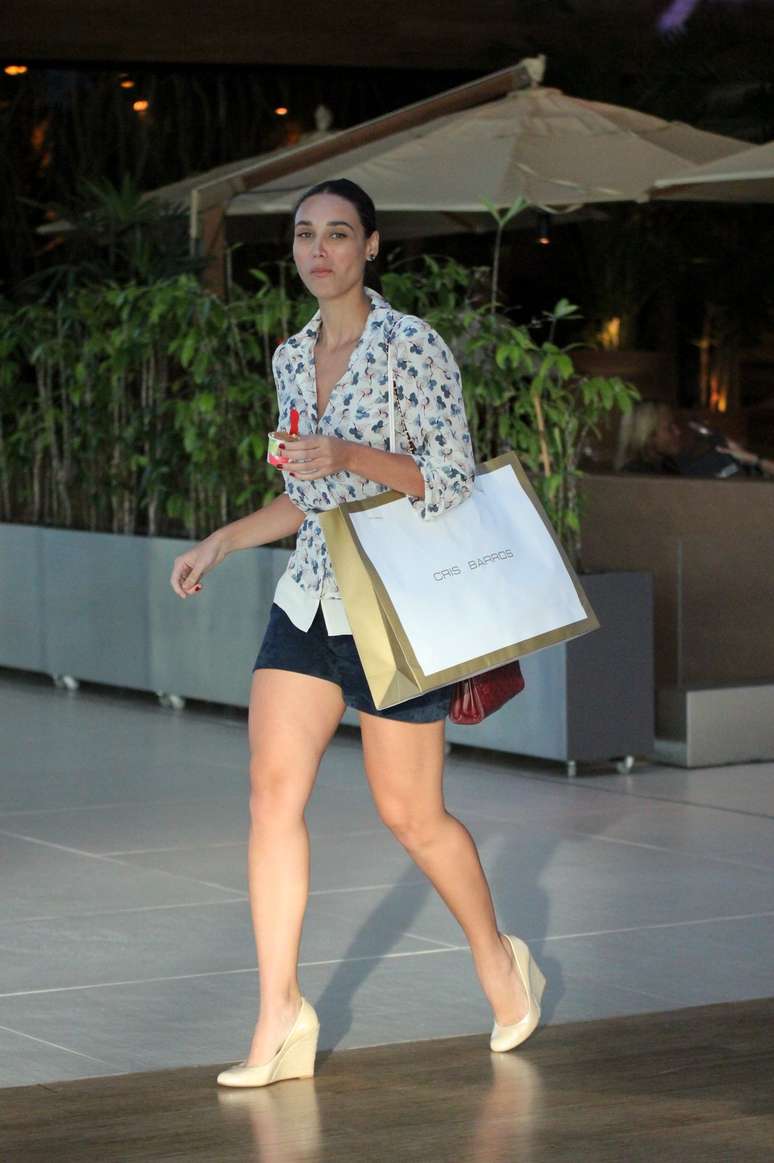 O look de Débora Nascimento está perfeito para passear no shopping. O short curto está em harmonia com a camisa estampada e com a espadrilha nude. Ela tem perna e porte para a produção