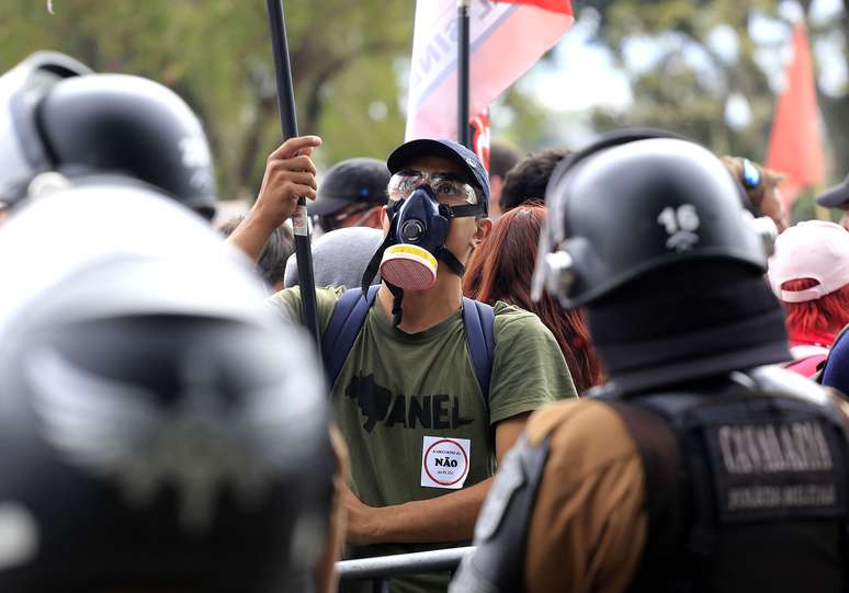 Manifestante usou máscara para se proteger do gás lançado pela Polícia Militar