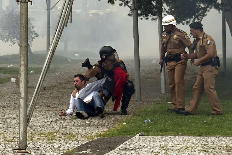 Manifestante detido pela Polícia Militar