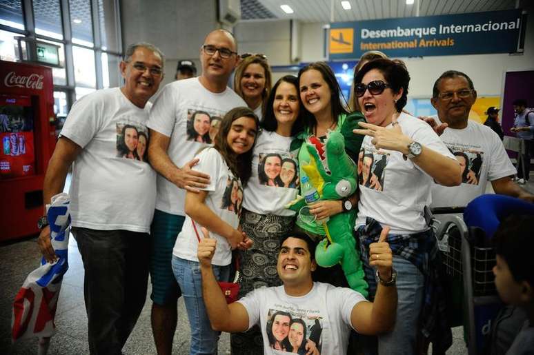 Sobreviventes foram recebidas com festa no Aeroporto Internacional do Rio de Janeiro