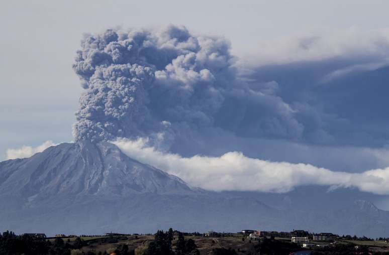 Coluna de cinza surge do vulcão Calbuco, próximo da cidade de Puerto Varas, Chile, em 30 de abril
