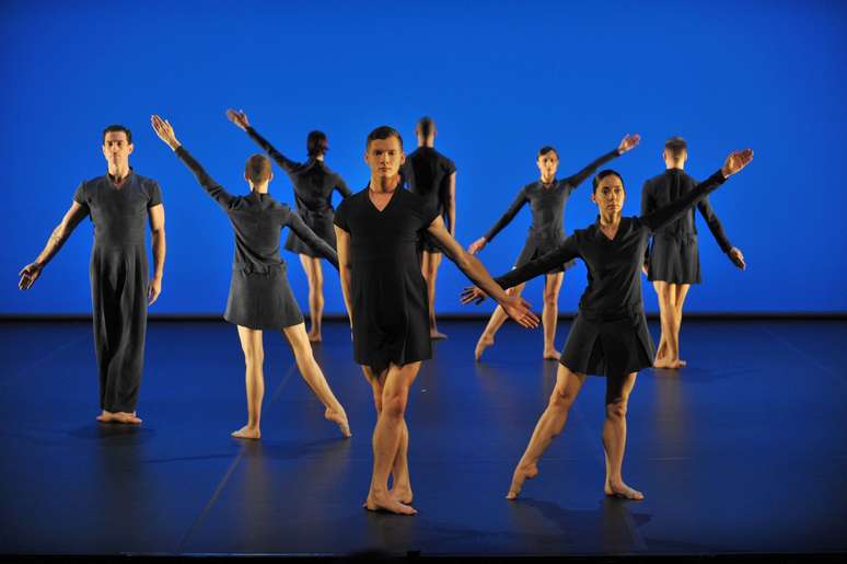 Em cena, bailarinos da Michael Clark Company, onde rigor técnico é marcante
