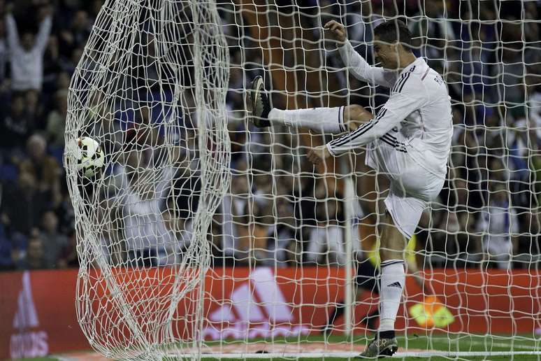 Cristiano Ronaldo teve gol "roubado" por Arbeloa e chutou a bola já dentro da meta